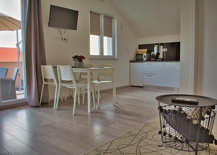 Apartments And Rooms B&B